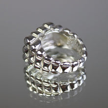 Load image into Gallery viewer, QUILTED RING