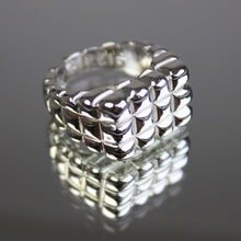 Load image into Gallery viewer, QUILTED RING